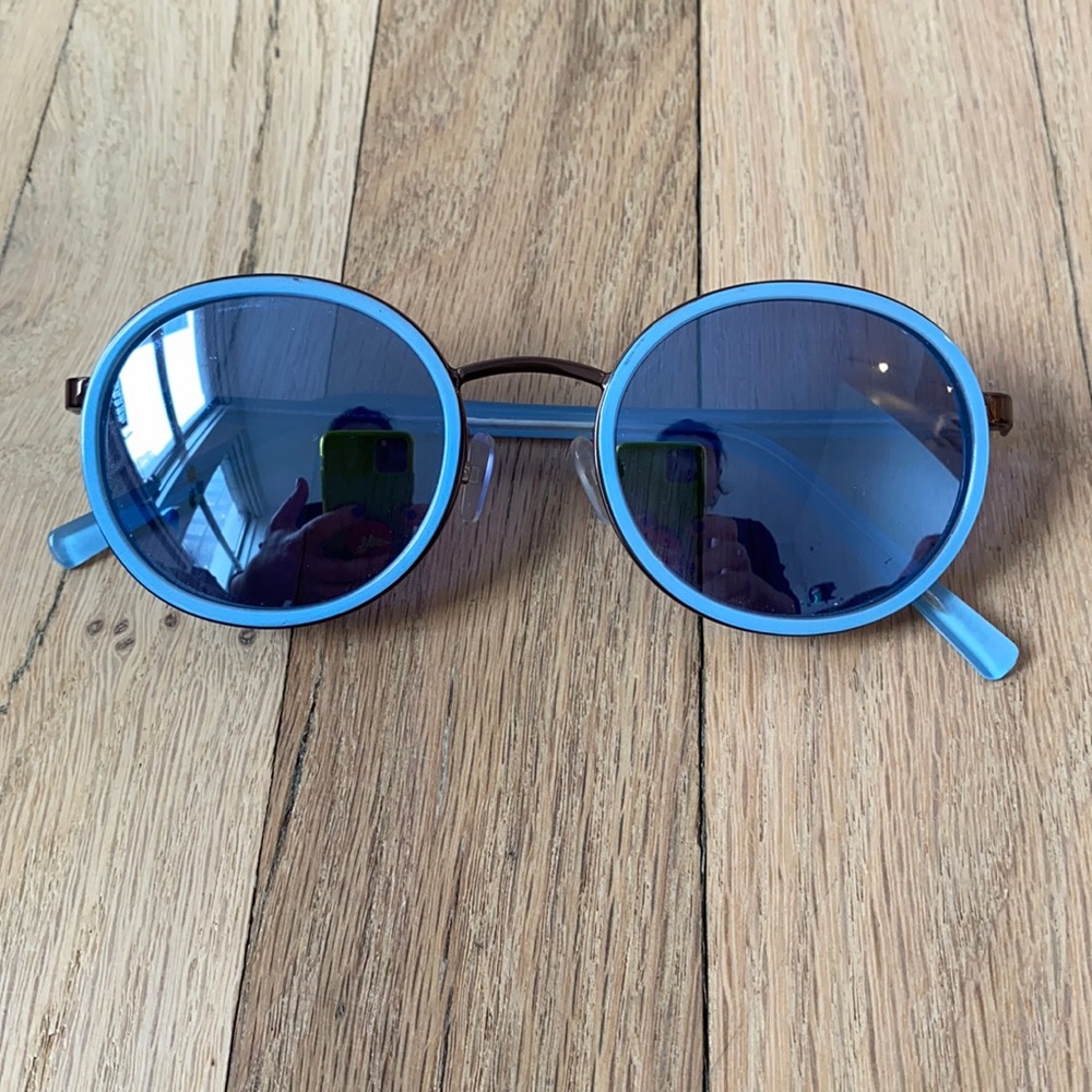 Sunglasses in blue. Round shape.